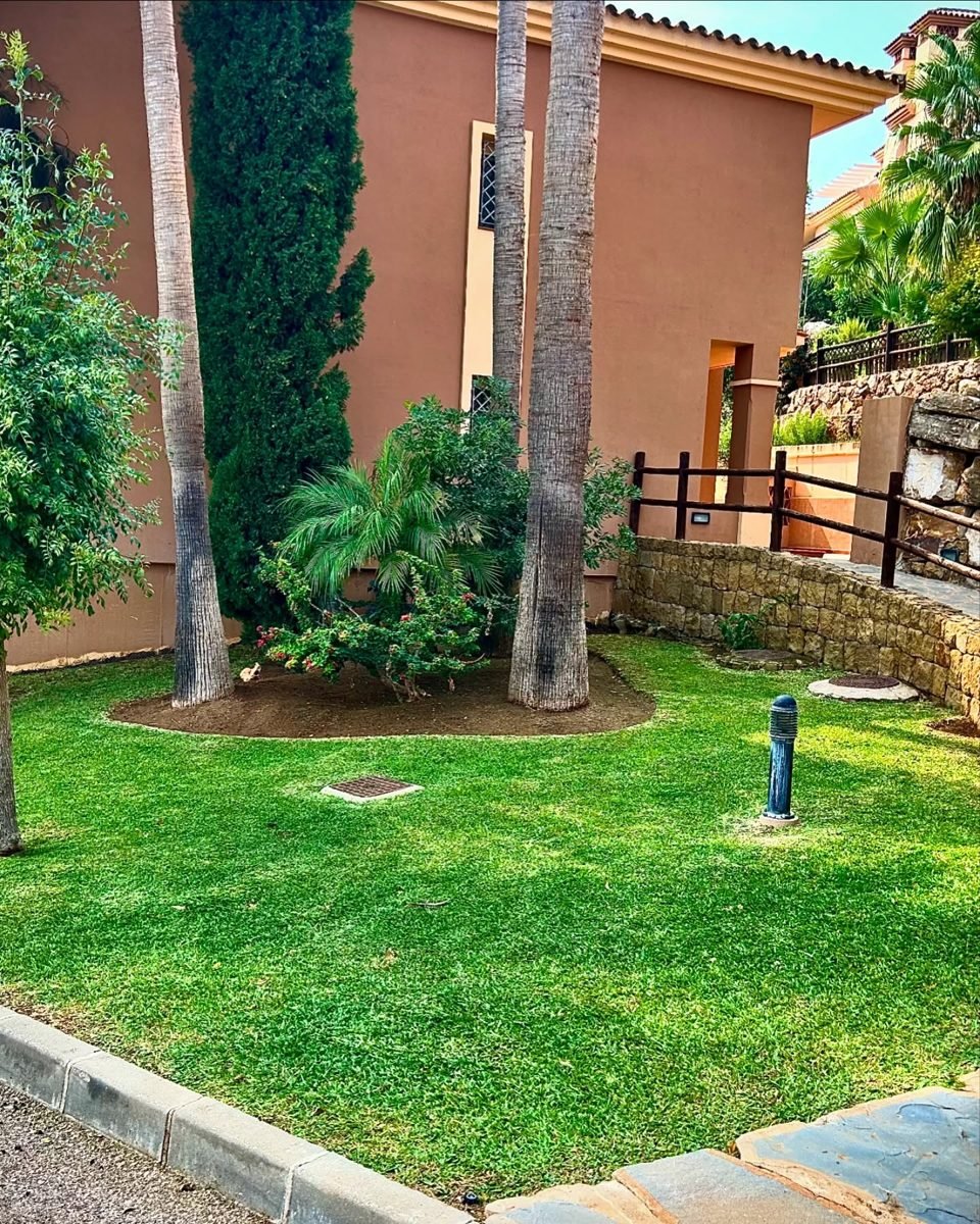 Césped y zonas verdes cuidadas en una urbanización