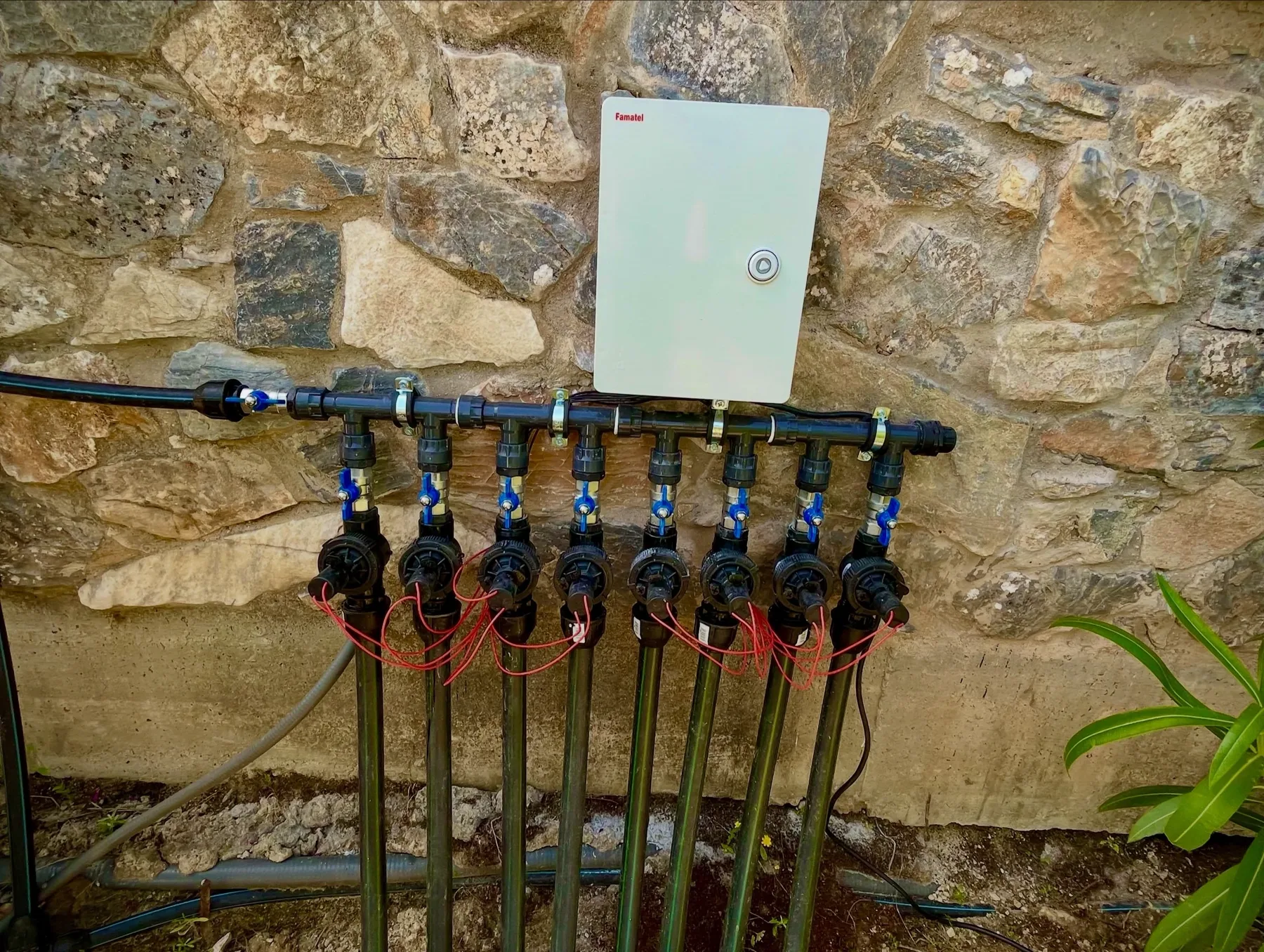 Colector de riego de 8 sectores con electroválvulas y cuadro de control en villa de la Costa del Sol