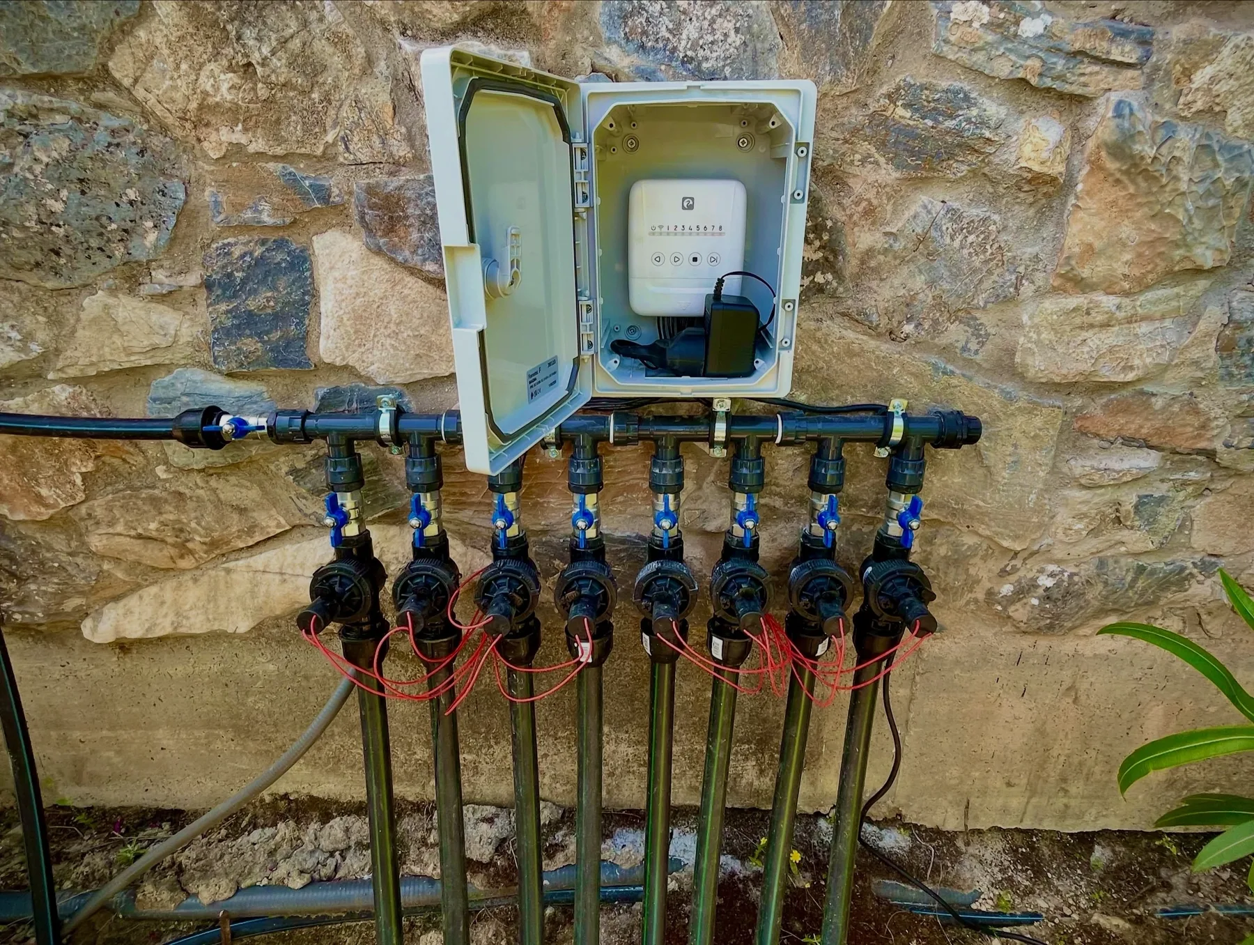 Colector de riego con ocho electroválvulas y programador WiFi en cuadro estanco