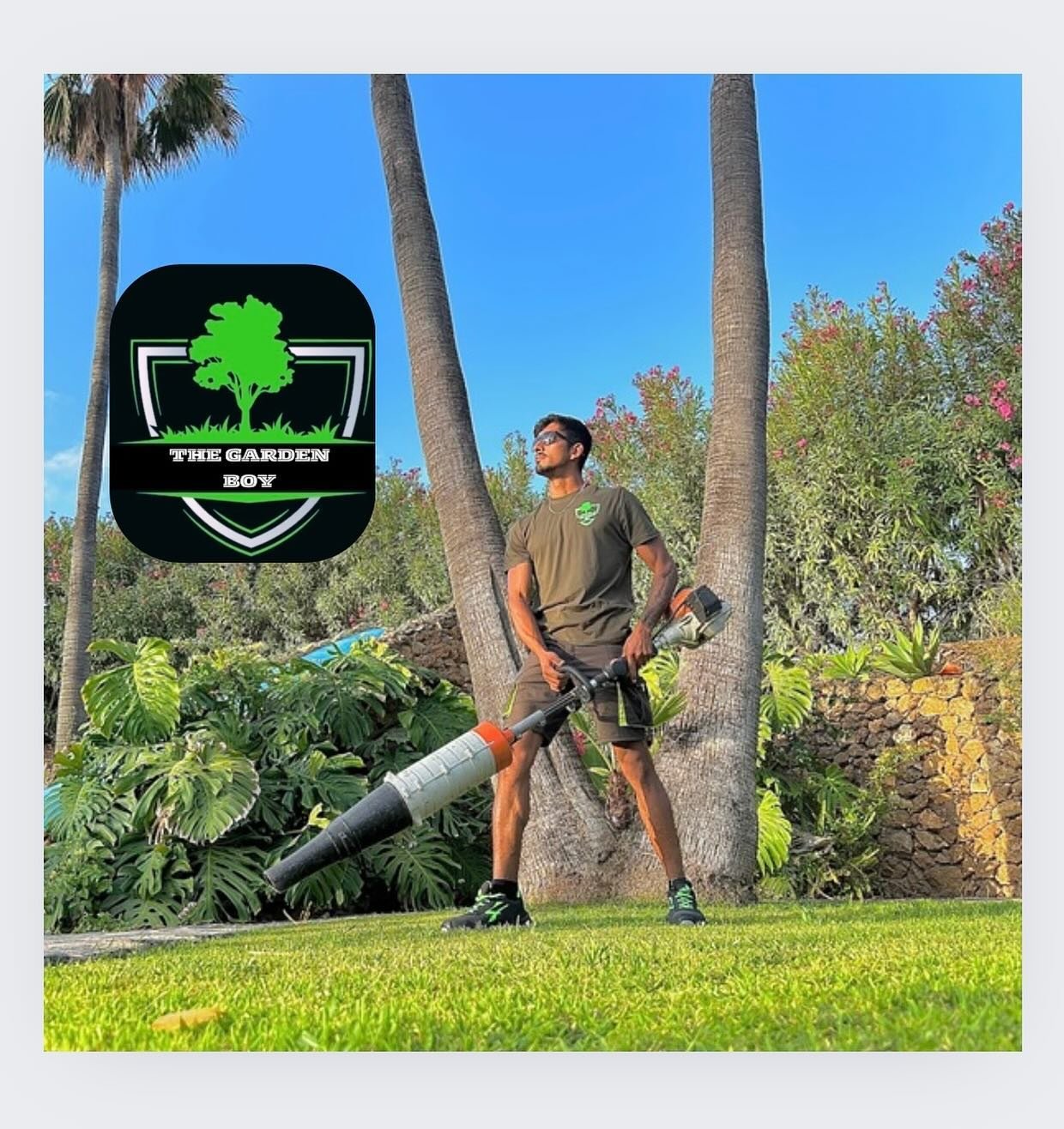 Equipo de The Garden Boy cuidando el césped de un jardín en la Costa del Sol